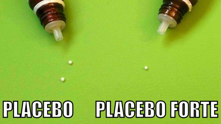 Das Bild zeigt in ironischer Weise links zwei Globuli als "Placebo" und rechts einen Globulus als "Placebo forte".