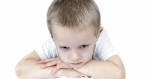 Das Bild zeigt einen nachdenklichen traurigen kleinen Jungen (Symbolbild)