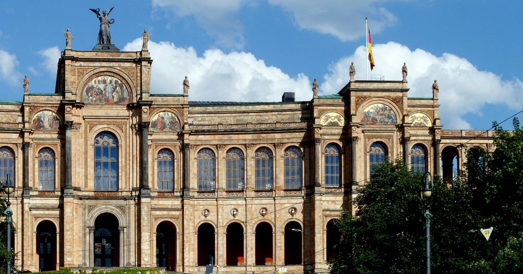 Das Bild zeigt die Vorderansicht des Maximilianeums in München auf der Isarhöhe, dem Sitz des Bayerischen Landtags
