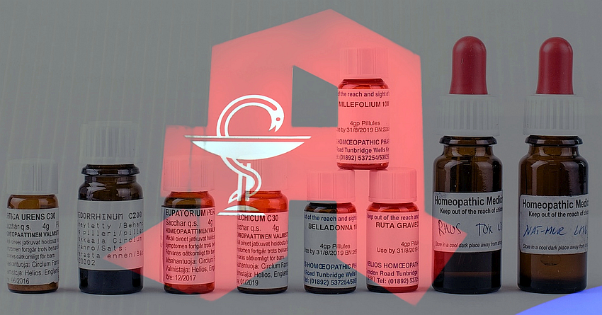 Symbolbild: Homöopathische Remedien vor dem Hintergrund des Apotheken-Logos